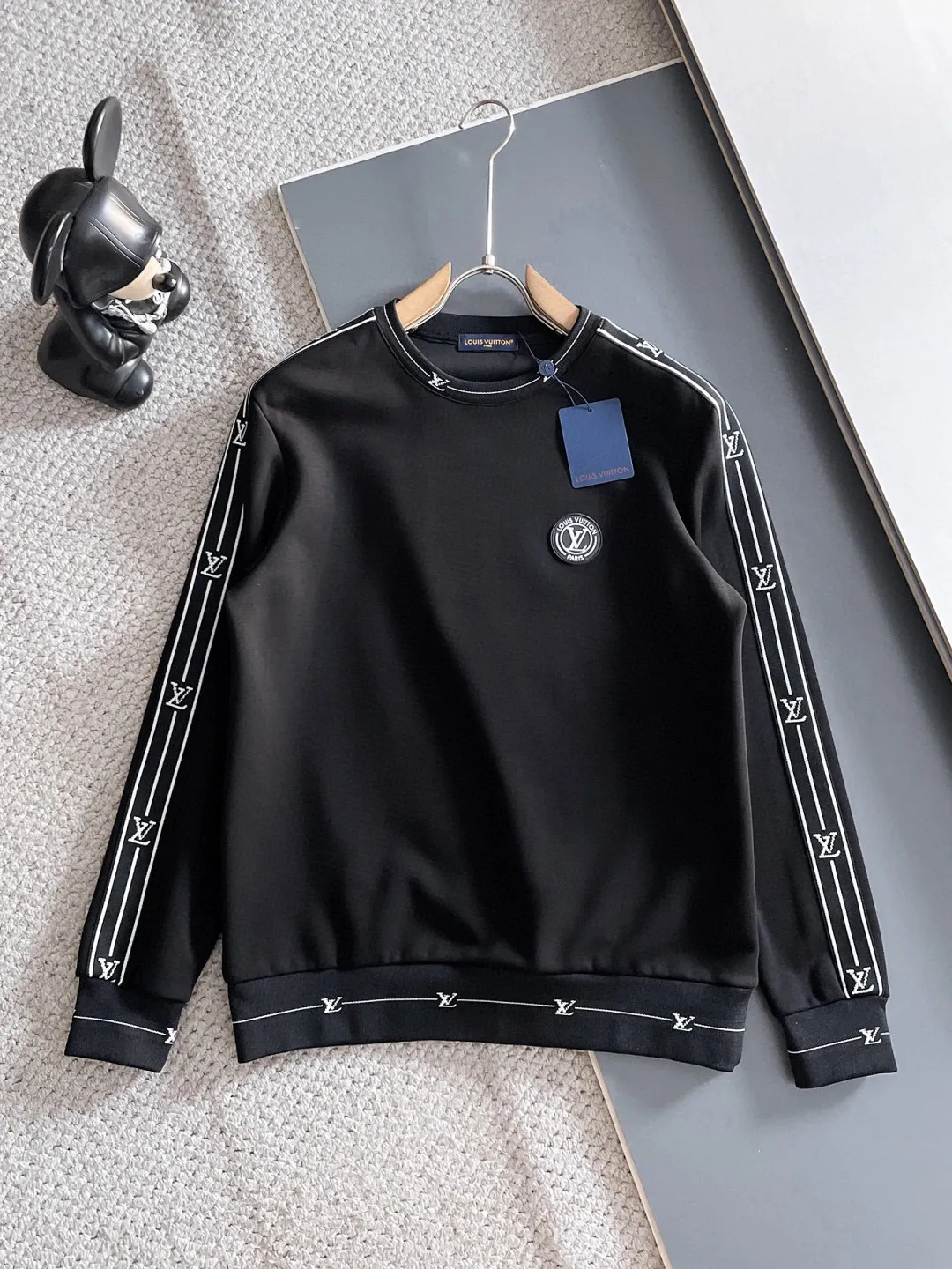 🅿️540 LV 2025 autumn and winter new counter, the same casual Tencel cotton fabric suit, breathable, comfortable and casual! Full of high-end feel! The details are exquisite and high-end, and the workmanship is impeccable! The original high-end fabric is very high-end! The fabric is crisp, anti-wrinkle and wear-resistant, warm, neat and stylish. Everyone must buy a set this autumn and winter. They must look cool and cool when wearing it. This is a model that we highly recommend! M-3XL